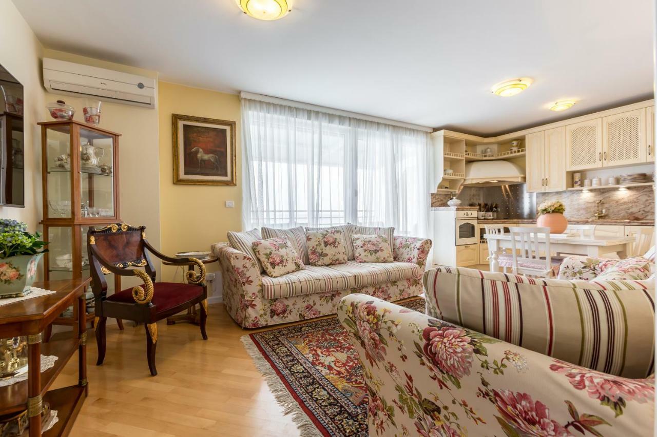 Seaside Penthouse With Hot Tub Sky Living Apartman Split Kültér fotó