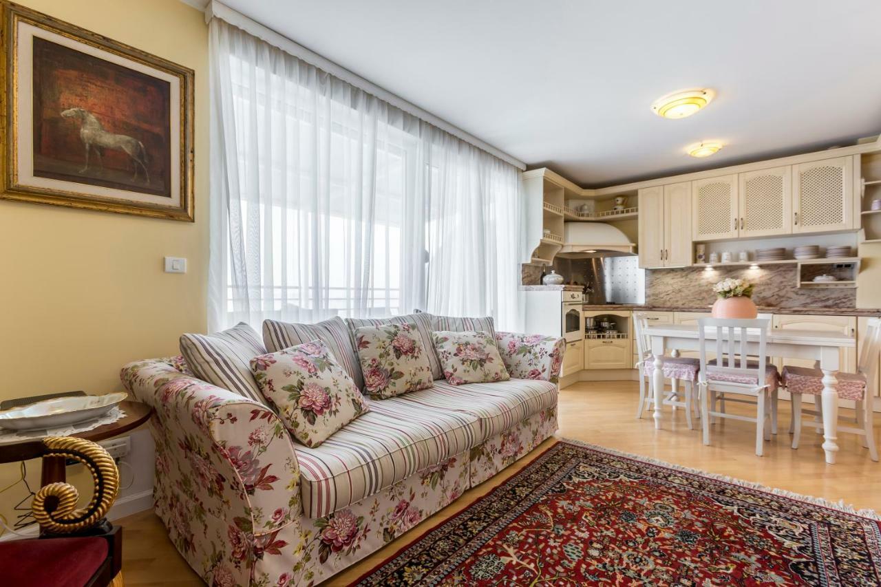 Seaside Penthouse With Hot Tub Sky Living Apartman Split Kültér fotó