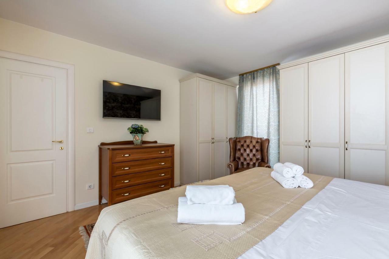 Seaside Penthouse With Hot Tub Sky Living Apartman Split Kültér fotó